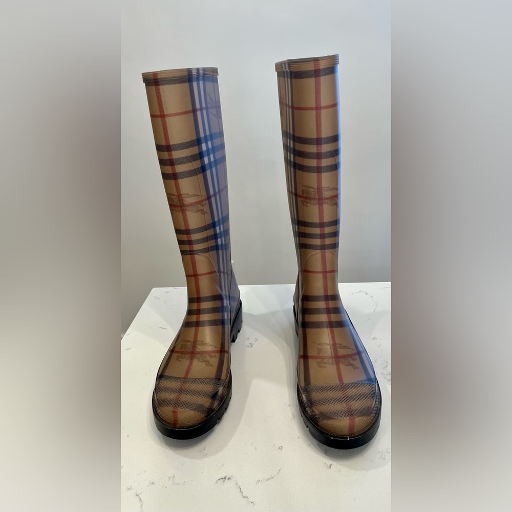 Almost New Burberry Nova Check Rain Boots Size EU 40. I wear a 9 to a 9 1/2.